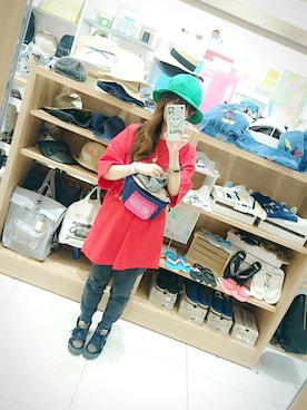 「アイテム（ボディバッグ/ウエストポーチ、ブルー系）」を使った、うららこ。さん（レディース・157cm）の夏コーディネート