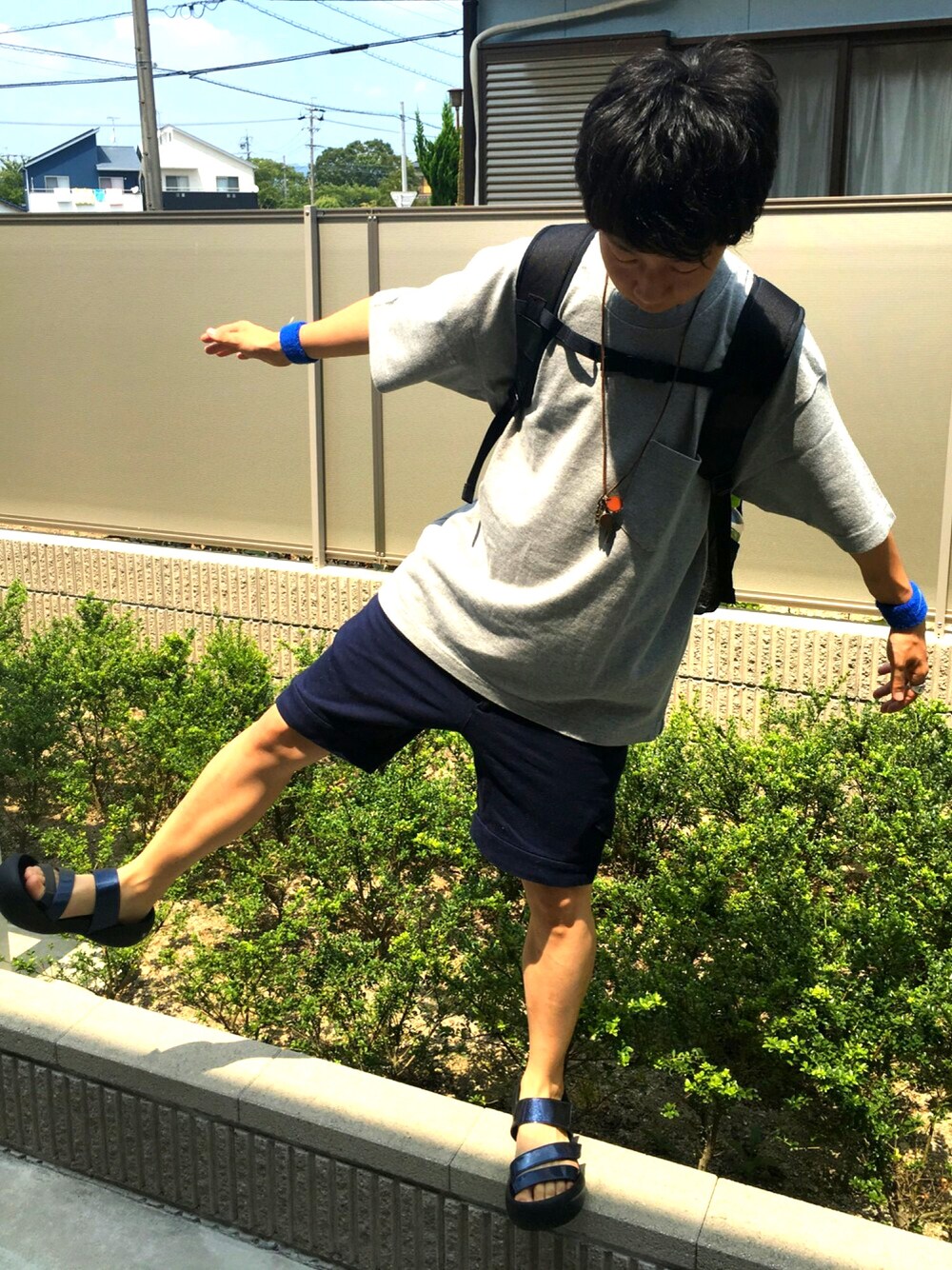 「UNIQLO、FRAPBOIS、Re:getA、NIXON、NIKE、夏コーデ、シンプルコーデ、ビックシルエット、サンダル、差し色（青）」｜「NIXONのSMALL LANDLOCK BACKPACK（バックパック/リュック、ブラック系）」を使った、◎みつ◎さん（メンズ・169cm）の夏コーディネートの1枚目の写真