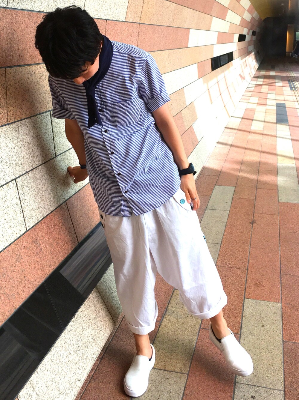 「FRAPBOIS、UNIQLO、コックさん、ワイドパンツ、白スニーカー、夏コーデ」｜「FRAPBOISのマリナーラ（シャツ/ブラウス、ブルー系）」を使った、◎みつ◎さん（メンズ・169cm）の夏コーディネートの1枚目の写真