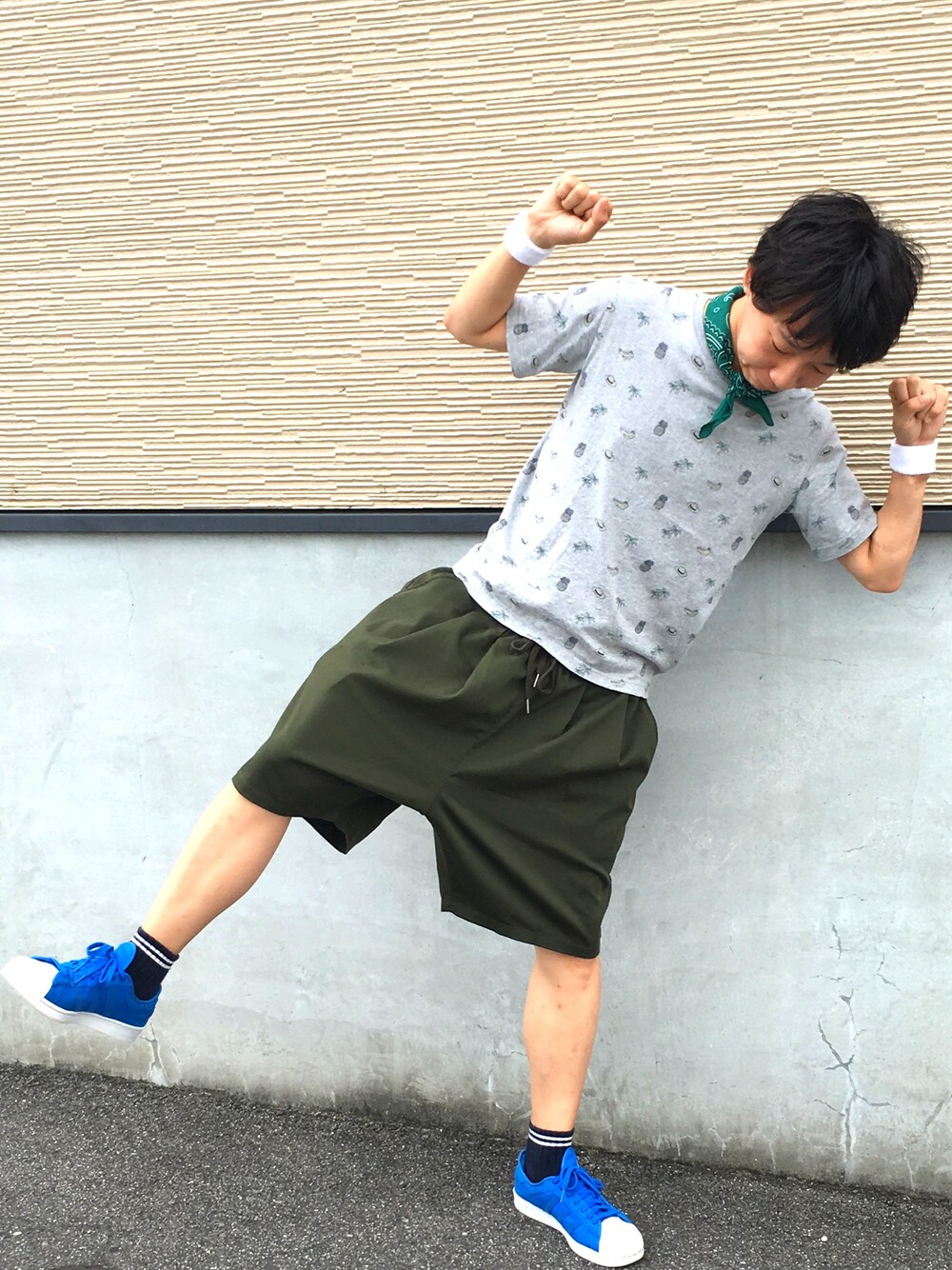 「niko and…、SHIPS JET BLUE、NIKE、adidas originals、Tシャツ、カーキ、差し色（青）、リストバンド、シンプルコーデ、夏」｜「no brandのアイテム（ファッション雑貨、グリーン系）」を使った、◎みつ◎さん（メンズ・169cm）の夏コーディネートの1枚目の写真