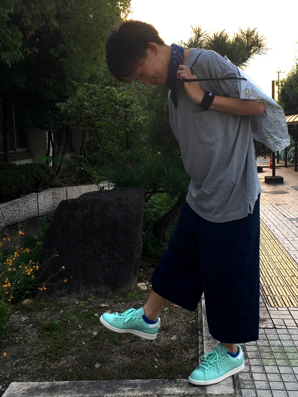 「UNIQLO、HARE、adidas originals、stan smith、ビックシルエット、ワイドパンツ、差し色(緑)、アンパンマン、ゆるコーデ、ラフ」｜「UNIQLOのMEN ビッグシルエットポケ付きT（半袖）（Tシャツ/カットソー、グレー系）」を使った、◎みつ◎さん（メンズ・169cm）の秋コーディネートの1枚目の写真