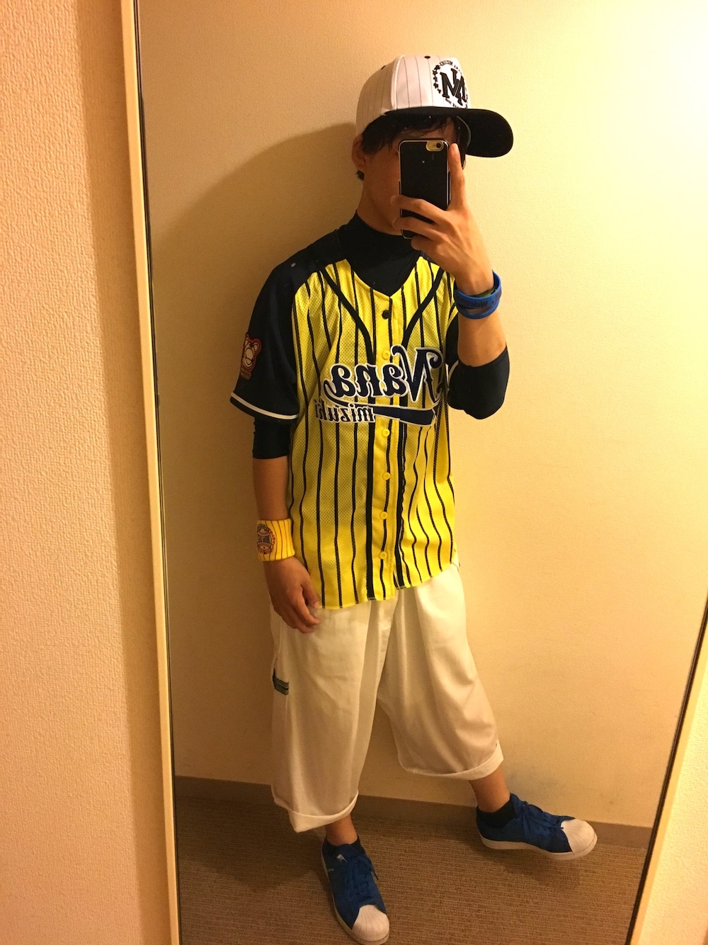「NANAMIZUKI_LIVEPARK、FRAPBOIS、Paul Smith、adidas originals、ワイドパンツ、阪神タイガース、甲子園、スニーカーコーデ、水樹奈々、黄色」｜「FRAPBOISのハックマン（その他パンツ、ホワイト系）」を使った、◎みつ◎さん（メンズ・169cm）の秋コーディネートの1枚目の写真