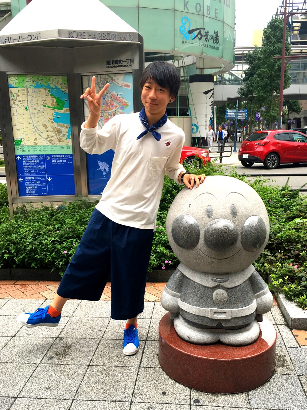 「FRAPBOIS、HARE、Paul Smith、adidas originals、シンプルコーデ、秋のコーデ、スニーカーコーデ、兵庫県、白Tシャツ、バンダナ」｜「FRAPBOISのMIZMARU-T（Tシャツ/カットソー、ホワイト系）」を使った、◎みつ◎さん（メンズ・169cm）の秋コーディネートの1枚目の写真