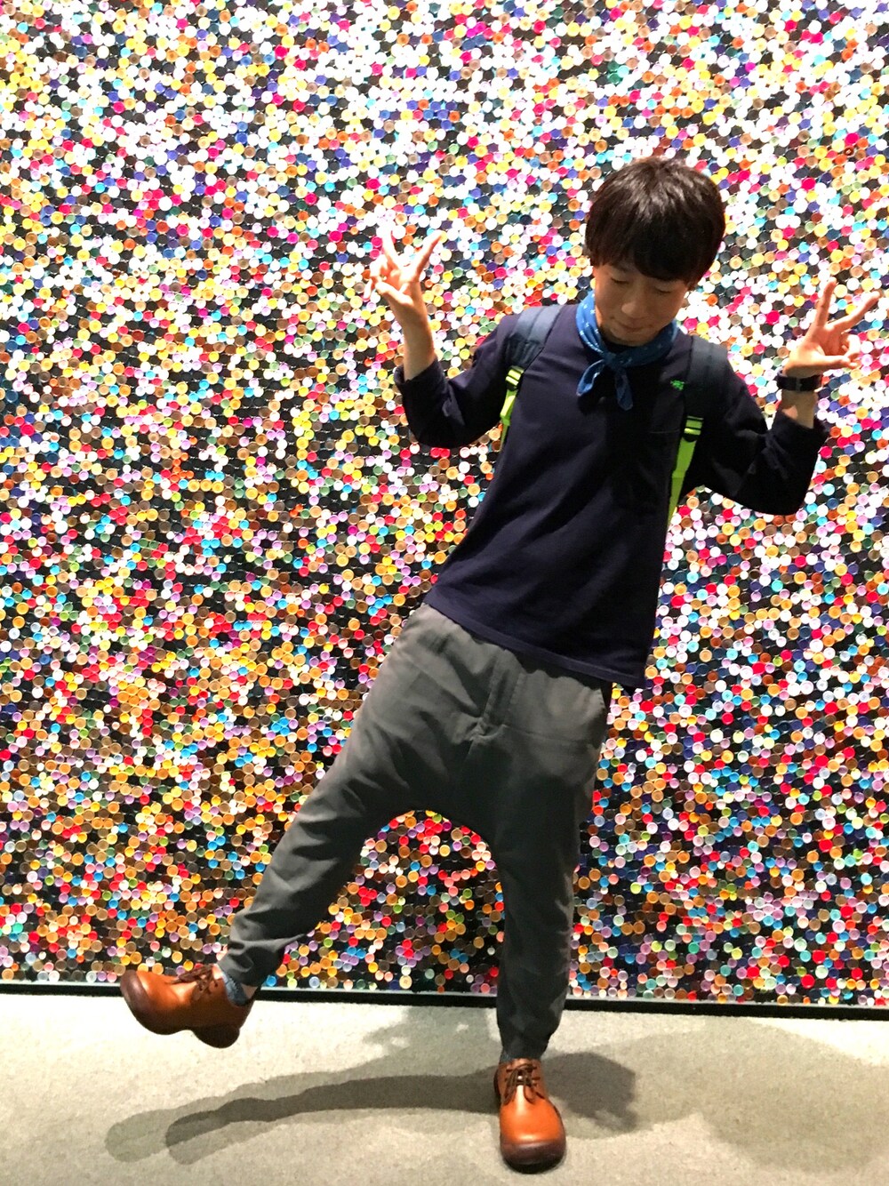 ブルー系のTシャツ/カットソー、ブルー系のバックパック/リュック、グレー系のその他パンツを着用したメンズの秋コーディネートの1枚目の写真