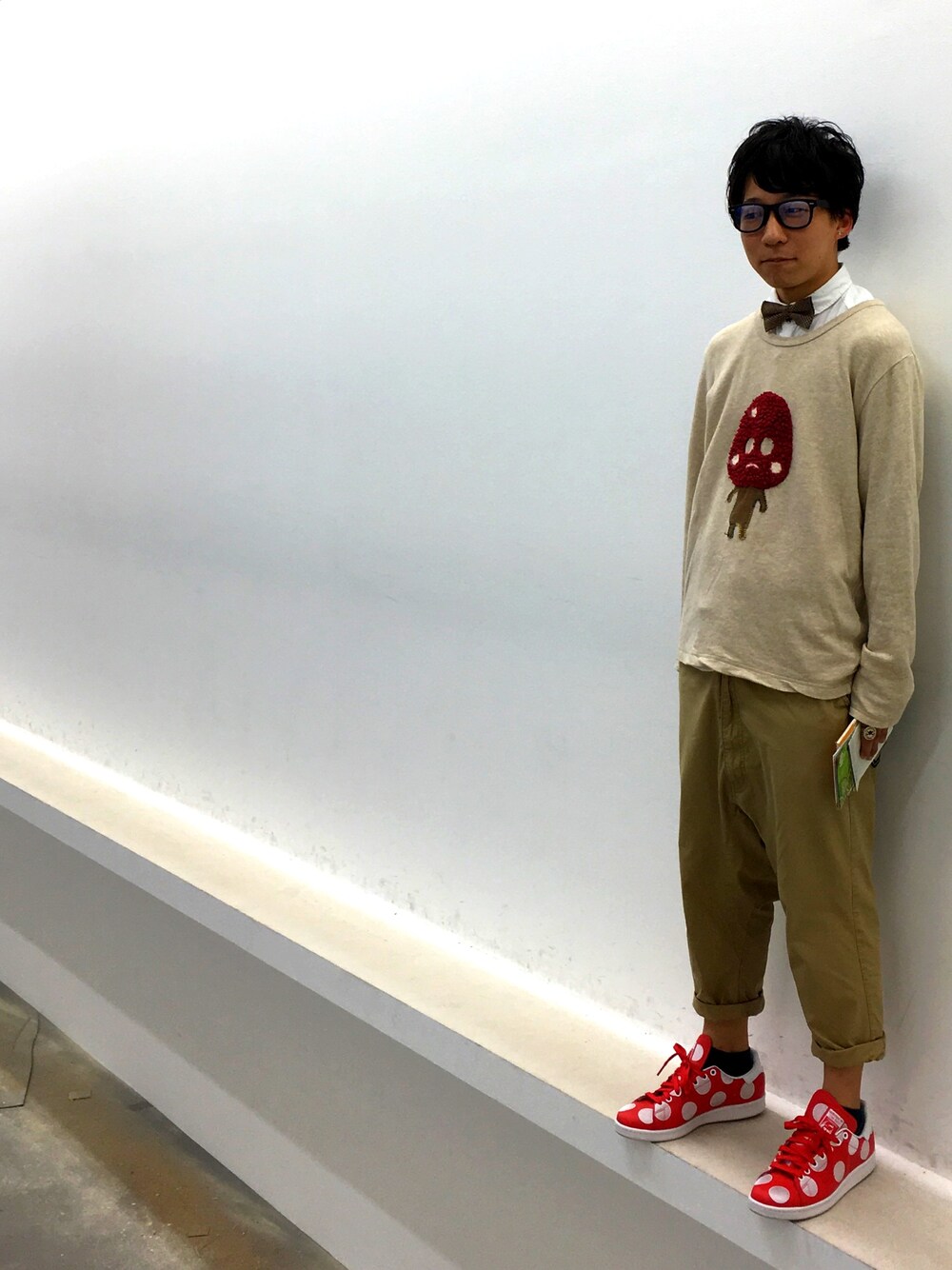 「UNIQLO、ne-net、FRAPBOIS、Paul Smith、adidas originals、蝶ネクタイ、秋コーデ、サルエルパンツ、ドット、差し色(赤)」｜「FRAPBOISのエトワール（シャツ/ブラウス、ホワイト系）」を使った、◎みつ◎さん（メンズ・169cm）の秋コーディネートの1枚目の写真