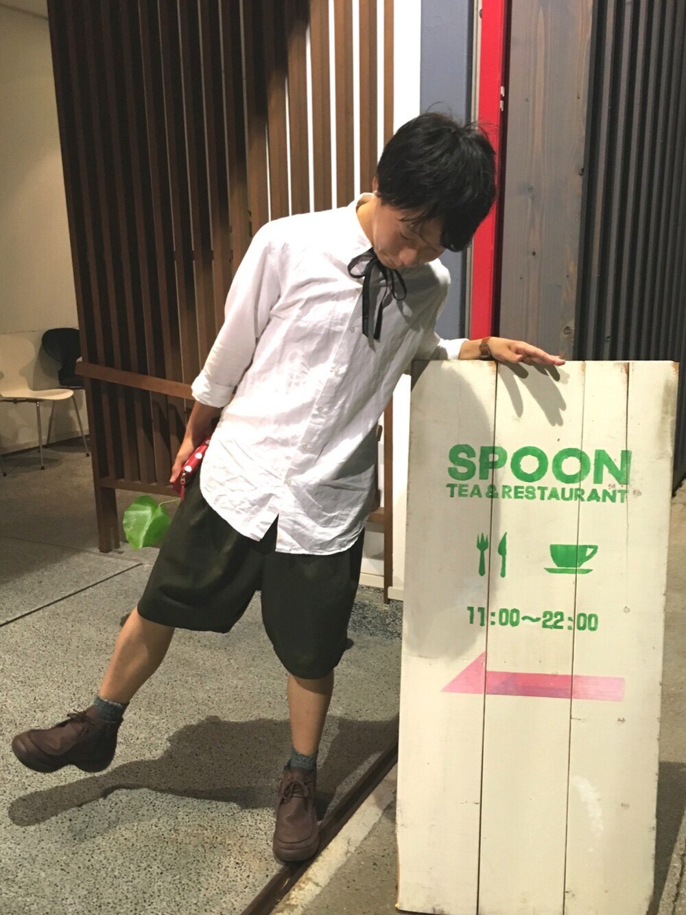 「niko and ...、リボン、SHIPS JET BLUE、Re:getA、秋のコーデ、シンプルコーデ、白シャツ、休日スタイル、カーキ」｜「niko and...のロングシャツ【niko and...】（シャツ/ブラウス、ホワイト系）」を使った、◎みつ◎さん（メンズ・169cm）の秋コーディネートの1枚目の写真