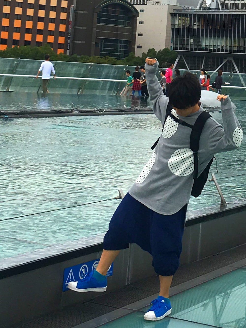 「FRAPBOIS、NIXON、Paul Smith、adidas originals、ビックシルエット、トレーナー、サルエルパンツ、差し色（青）、飾らない、ゆったりコーデ」｜「FRAPBOISのスローン（Tシャツ/カットソー、グレー系）」を使った、◎みつ◎さん（メンズ・169cm）の秋コーディネートの1枚目の写真