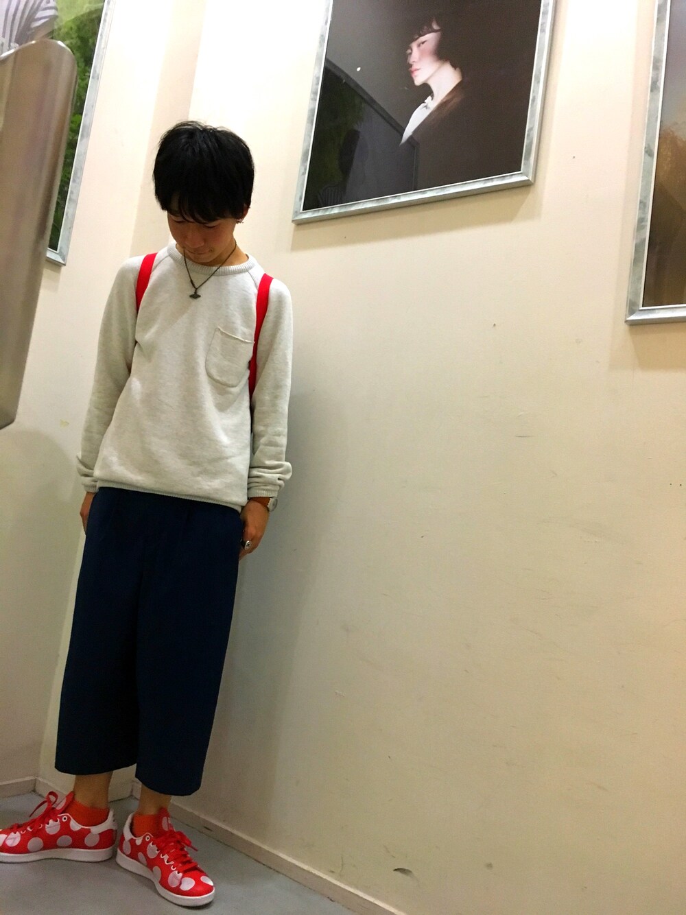 「BEAMS、FRAPBOIS、FRAPBOIS ZOO、HARE、Paul Smith、adidas originals、差し色(赤)、トレーナー、Vivienne Westwood、オトナカジュアル」｜「BEAMSの○BEAMS / カラーネップ リバーシブル クルーネック（スウェット、ベージュ系）」を使った、◎みつ◎さん（メンズ・169cm）の秋コーディネートの1枚目の写真