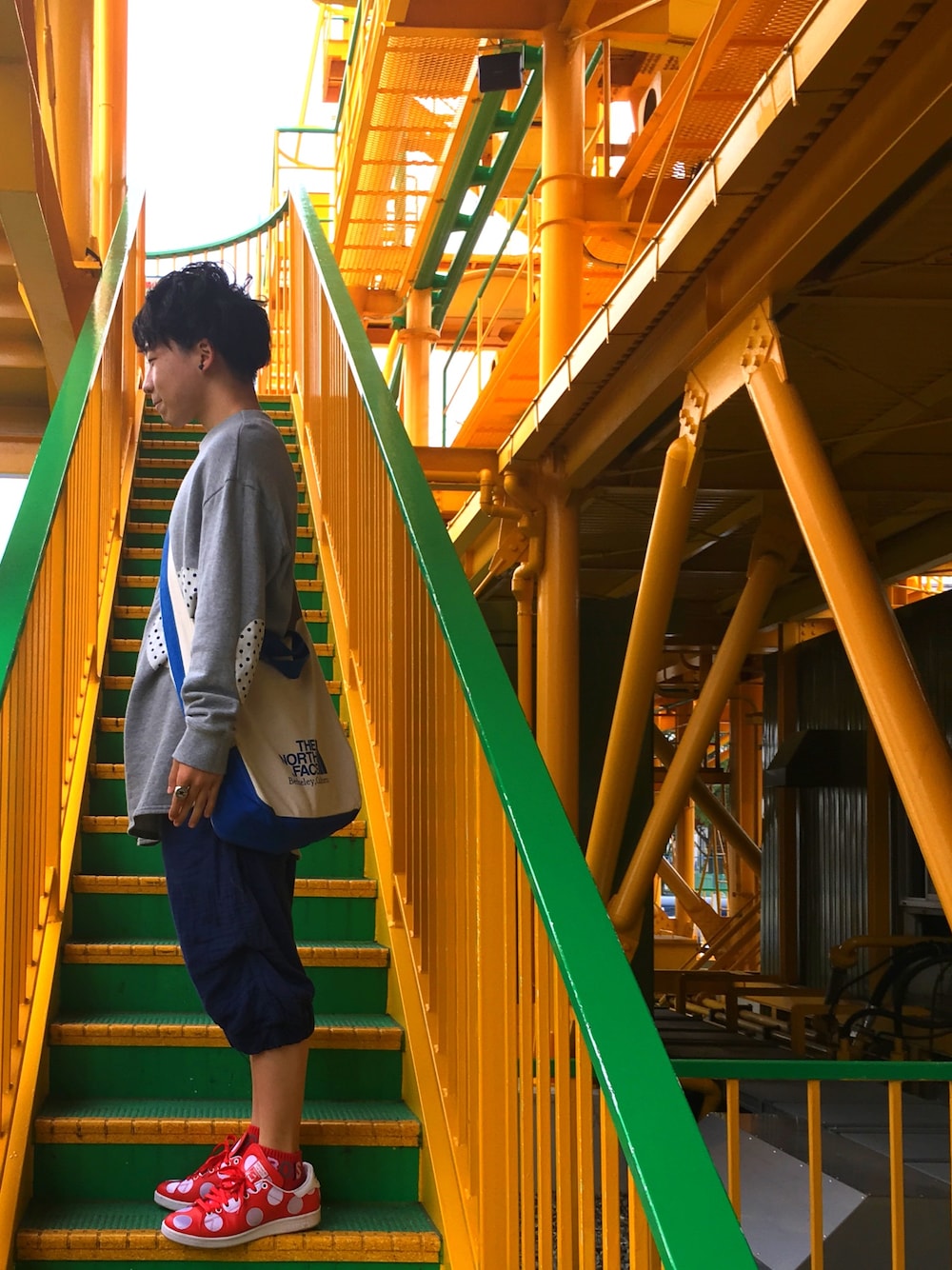 「FRAPBOIS、THE NORTH FACE、adidas originals、差し色(赤)、差し色（青）、お気に入り、サルエルパンツ、遊園地、アウトレット、水玉」｜「FRAPBOISのスローン（Tシャツ/カットソー、グレー系）」を使った、◎みつ◎さん（メンズ・169cm）の秋コーディネートの1枚目の写真