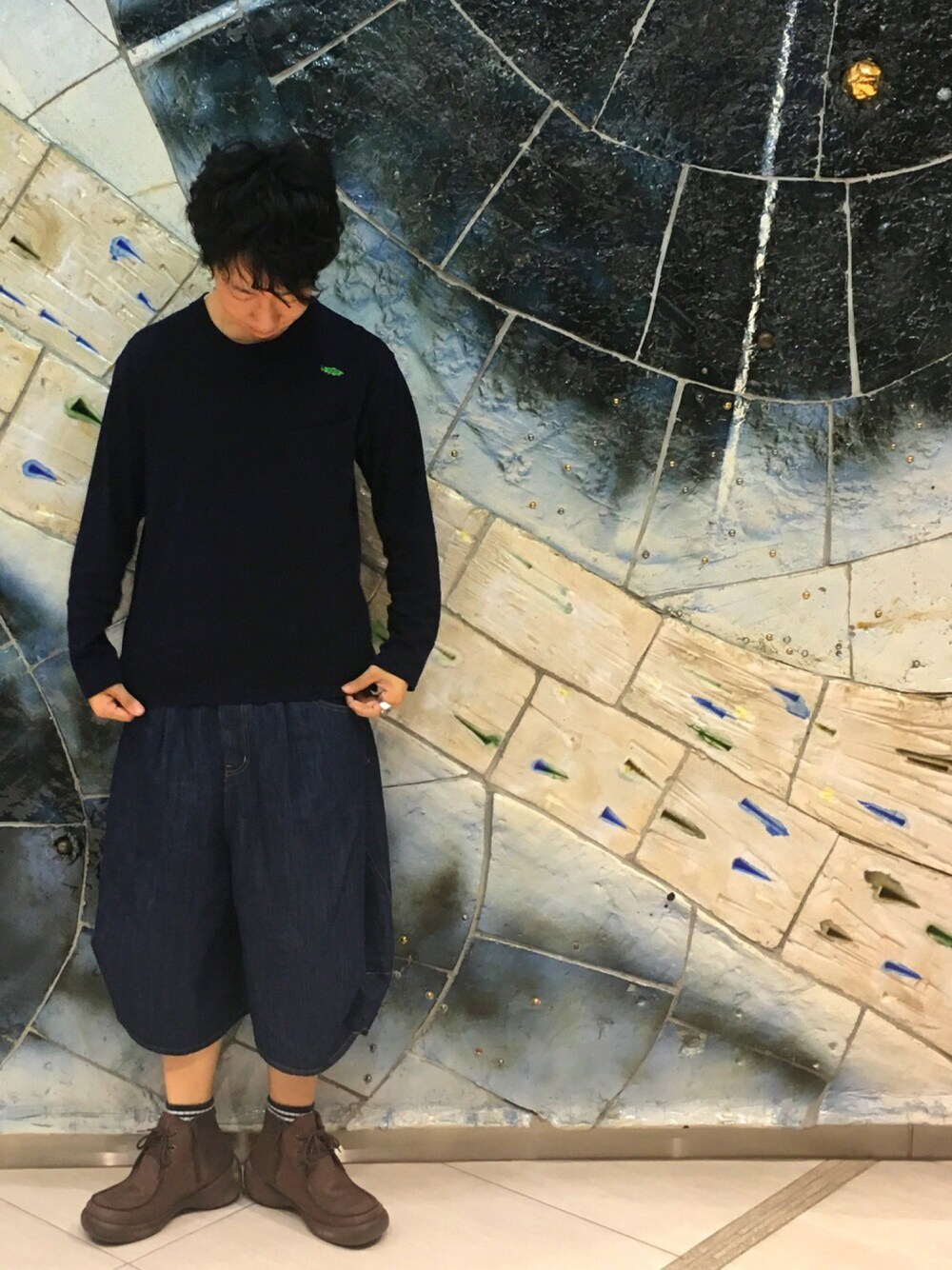 「FRAPBOIS、Re:getA、ロングTシャツ、カジュアル、バルーンパンツ、ワイドパンツ、デニム、シンプル、ネイビー、飾らない」｜「FRAPBOISのMIZMARU-T（Tシャツ/カットソー、ブルー系）」を使った、◎みつ◎さん（メンズ・169cm）の秋コーディネートの1枚目の写真