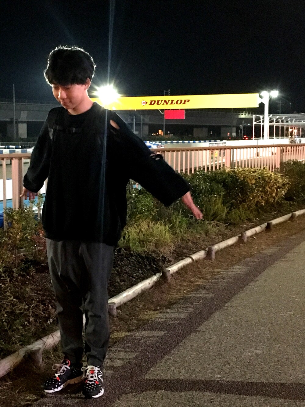 「FRAPBOIS、NIXON、PUNYUS、New Balance、ドット、Paul Smith、トレーナー、サルエルパンツ、モノトーン、ポケモンGO」｜「PUNYUSのクラッシュスウェット（スウェット、ブラック系）」を使った、◎みつ◎さん（メンズ・169cm）の秋コーディネートの1枚目の写真