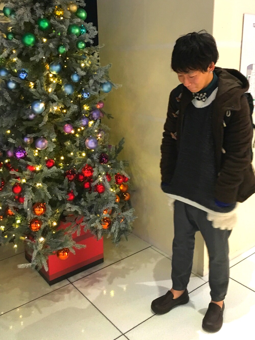 「NIXON、FRAPBOIS、FRAPBOIS half、FRAPBOIS ZOO、Re:getA、サルエルパンツ、ニット、動物モチーフ、niko and ...、蝶ネクタイ」｜「FRAPBOISのベアーニット（ニット/セーター、グレー系）」を使った、◎みつ◎さん（メンズ・169cm）の秋コーディネートの1枚目の写真