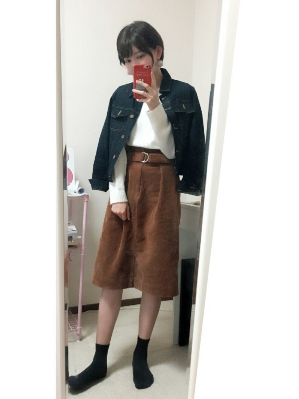 「ootd、買い物、ショートヘア、ファーピアス、コーデュロイスカート、コーデュロイ、白ニット、デニムジャケット」｜「ROPE' PICNICのニュアンスカラーファーロングピアス（ピアス（両耳用）、ピンク系）」を使った、ももんがさん（レディース・160cm）の秋コーディネートの1枚目の写真