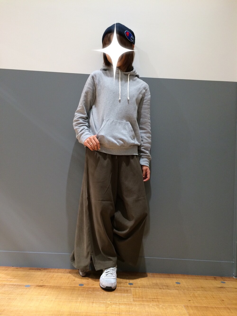 「仕事着、ワイドパンツ、パーカー、ゆるコーデ」｜「Championの【CHAMPION】無地パーカー（パーカー、グレー系）」を使った、Y.Wさん（レディース・162cm）の秋コーディネートの1枚目の写真