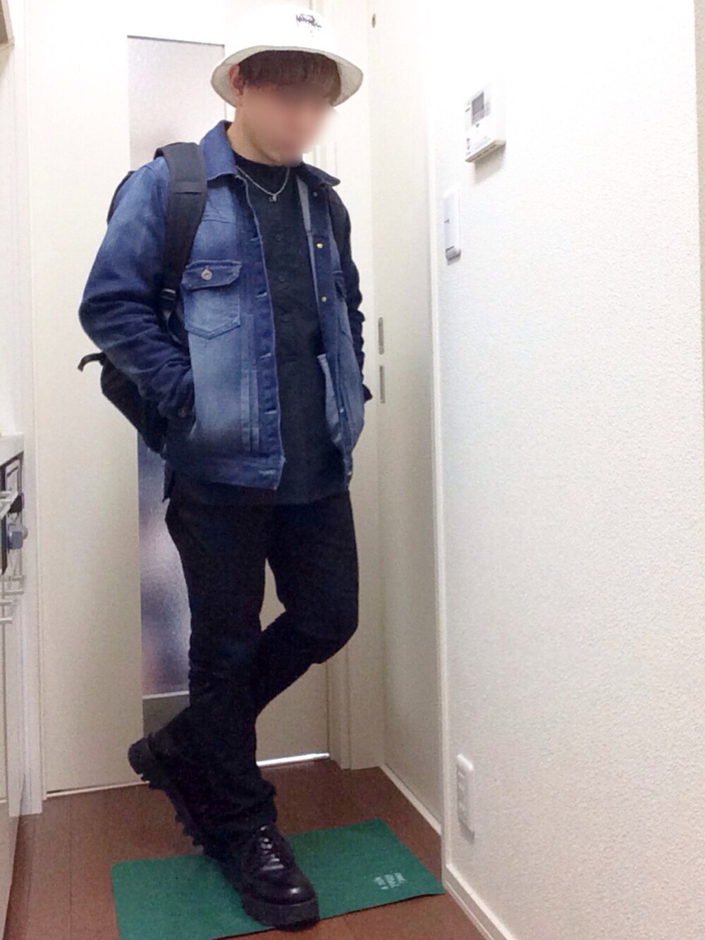 「黒スキニー、ハット、UNIQLO、レイヤードスタイル、黒、春コーデ、デニム、シンプル、シャツスタイル」｜「STUSSYのStock Lock Bucket Hat（ハット、ホワイト系）」を使った、ISHIIさん（メンズ・162cm）の春コーディネートの1枚目の写真
