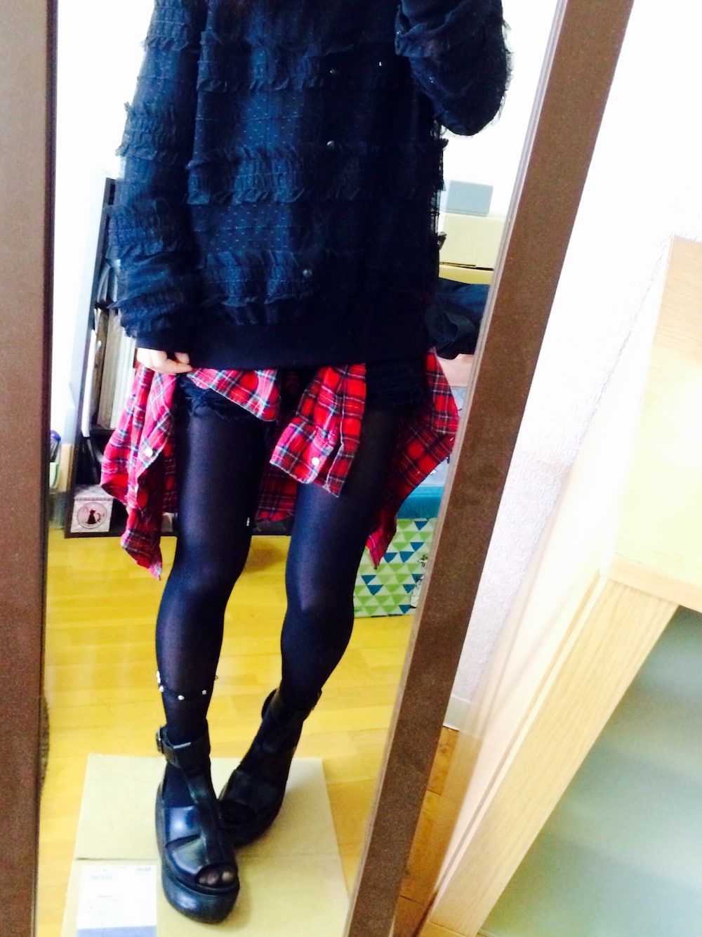 「レーストップス、黒、Dr.Martens、赤チェック、ガーゼシャツ、HELLCATPUNKS、パンク、バンギャル」｜「UNIQLOのアイテム（シャツ/ブラウス、レッド系）」を使った、ユキ坊。さん（レディース・156cm）の春コーディネートの1枚目の写真