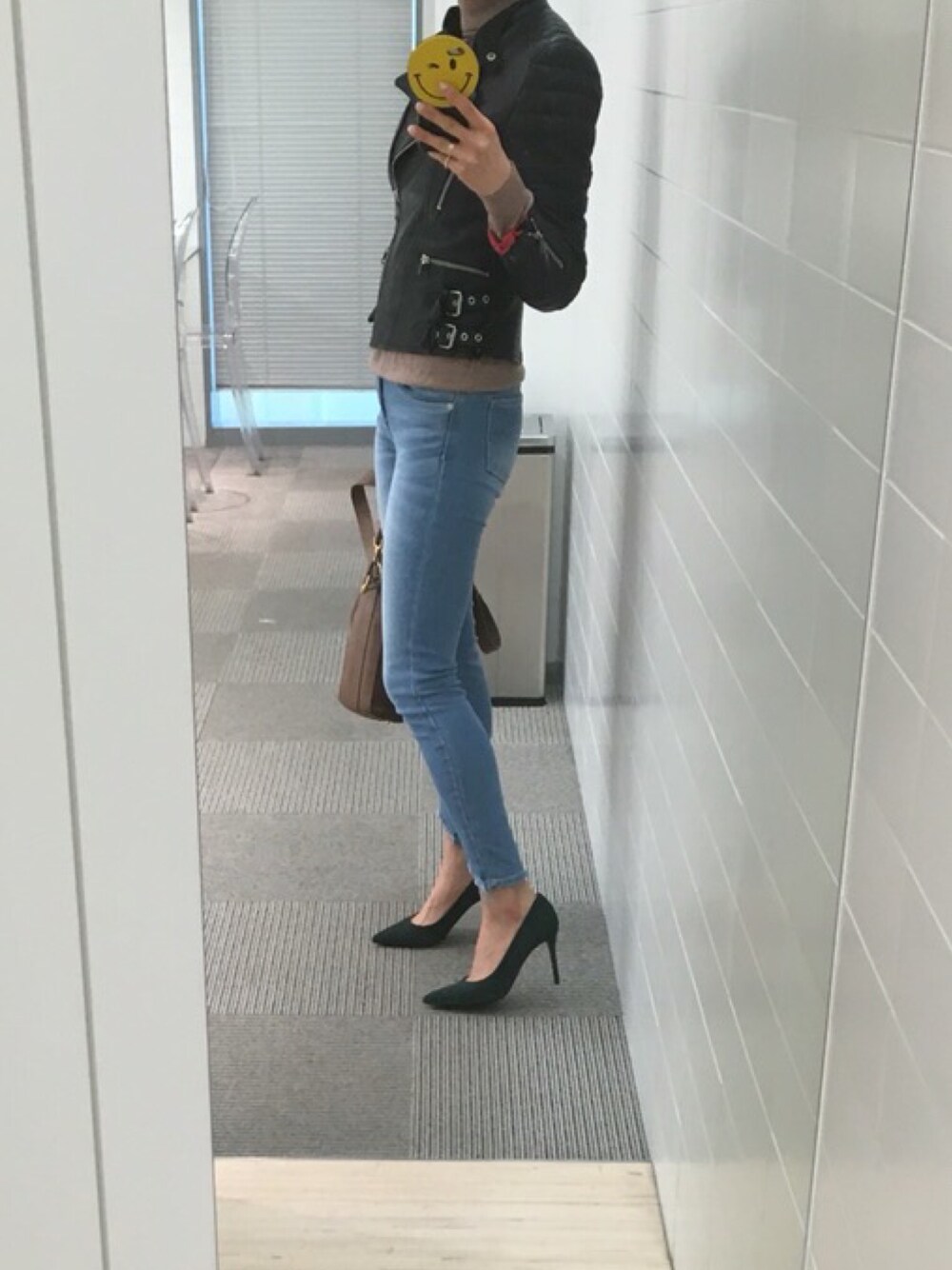 「ライダース、デニムパンツ、パンプス」｜「CELINEのアイテム（パンプス、グリーン系）」を使った、fumikoさん（レディース・160cm）の春コーディネートの1枚目の写真