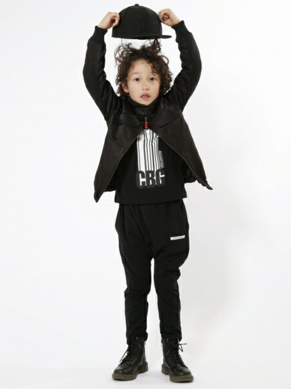 「ブーツ、Dr.Martens、NEWERA、モノトーン、モード、きれいめカジュアル、chubbygang、チャビーギャング、ジェンダーレス」｜「CHUBBYGANGのポピーグラフィックプリント半袖Tシャツ（Tシャツ/カットソー、ブラック系）」を使った、CHUBBYGANGさん（キッズ・118cm）の夏コーディネートの1枚目の写真
