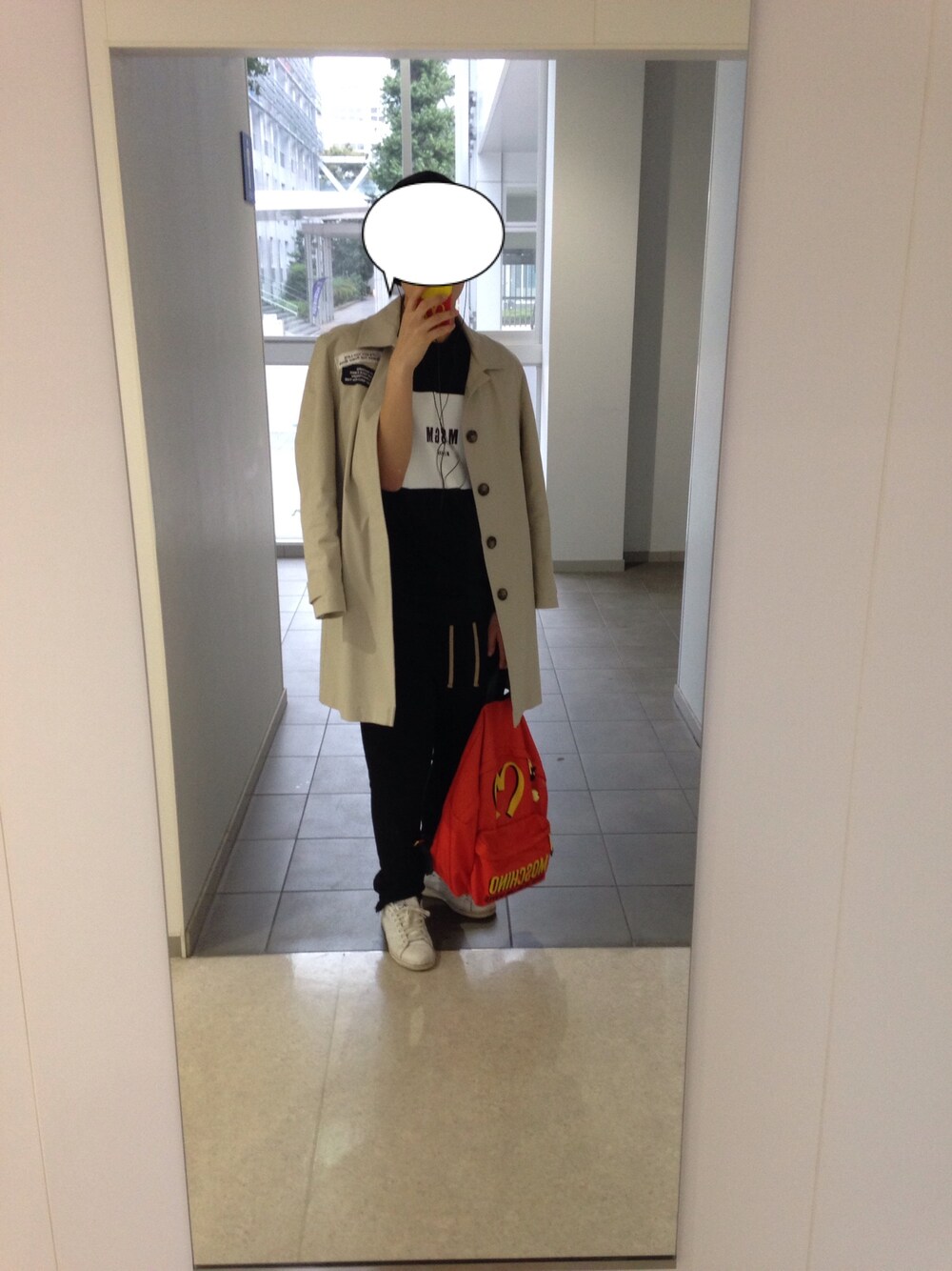 「肩掛け、misbhv、秋のコーデ、adidas、スニーカー、MSGM、バックパック、コート」｜「adidasのアイテム（スニーカー、ホワイト系）」を使った、メジロマックイーン🐴さん（メンズ・177cm）の秋コーディネートの1枚目の写真