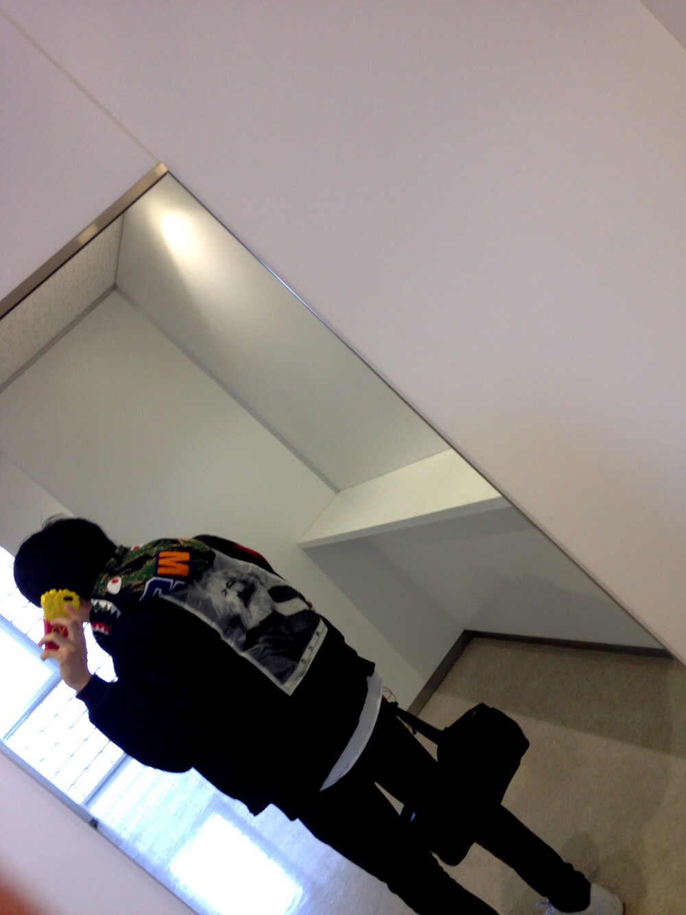 「MA-1、シャークパーカー、パーカー、ストリート、白スニーカー、A BATHING APE、LUKER BY NEIGHBORHOOD、peel&lift」｜「LUKER BY NEIGHBORHOODのアイテム（ジャケット/アウター、ブラック系）」を使った、メジロマックイーン🐴さん（メンズ・177cm）の冬コーディネートの1枚目の写真