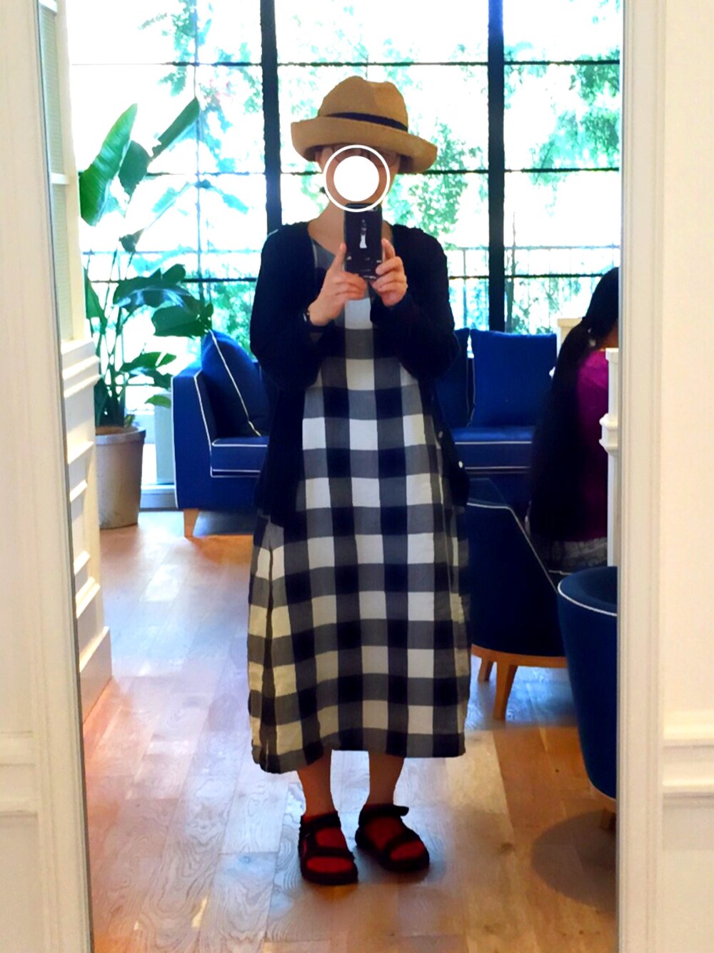 「むぎわら帽子、赤い靴下、ワンピース、リネンカーディガン」｜「pritのアイテム（ワンピース、ホワイト系）」を使った、c_o_c_oさん（レディース・158cm）の夏コーディネートの1枚目の写真