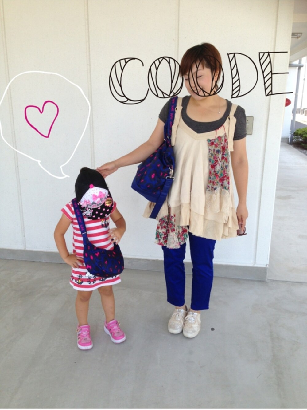 ショルダーバッグを着用した秋コーディネートの1枚目の写真