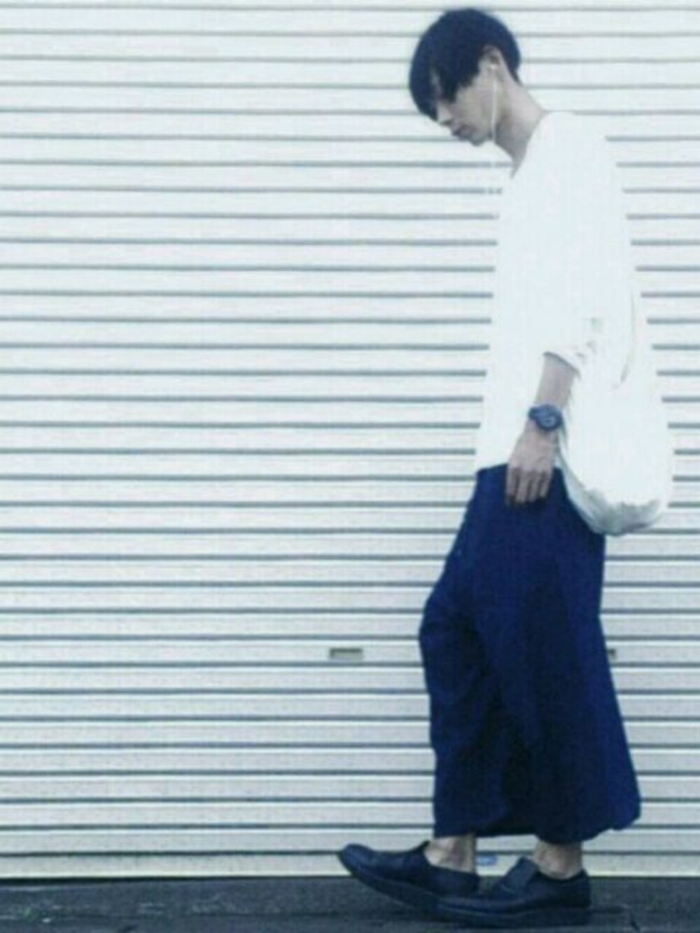 「白Tシャツ」｜「hatraのアイテム（デニムパンツ、ブルー系）」を使った、ゆうすけ。さん（メンズ・187cm）の夏コーディネートの1枚目の写真