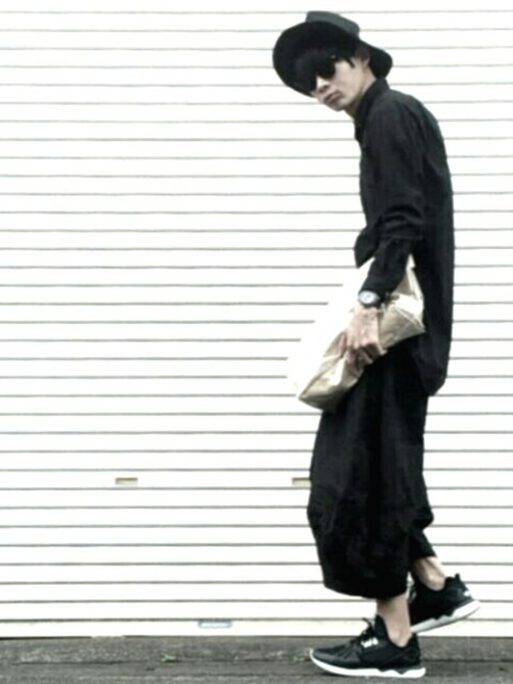 「モノトーン」｜「COMME des GARÇONS COMME des GARÇONSのアイテム（その他パンツ、ブラック系）」を使った、ゆうすけ。さん（メンズ・187cm）の夏コーディネートの1枚目の写真