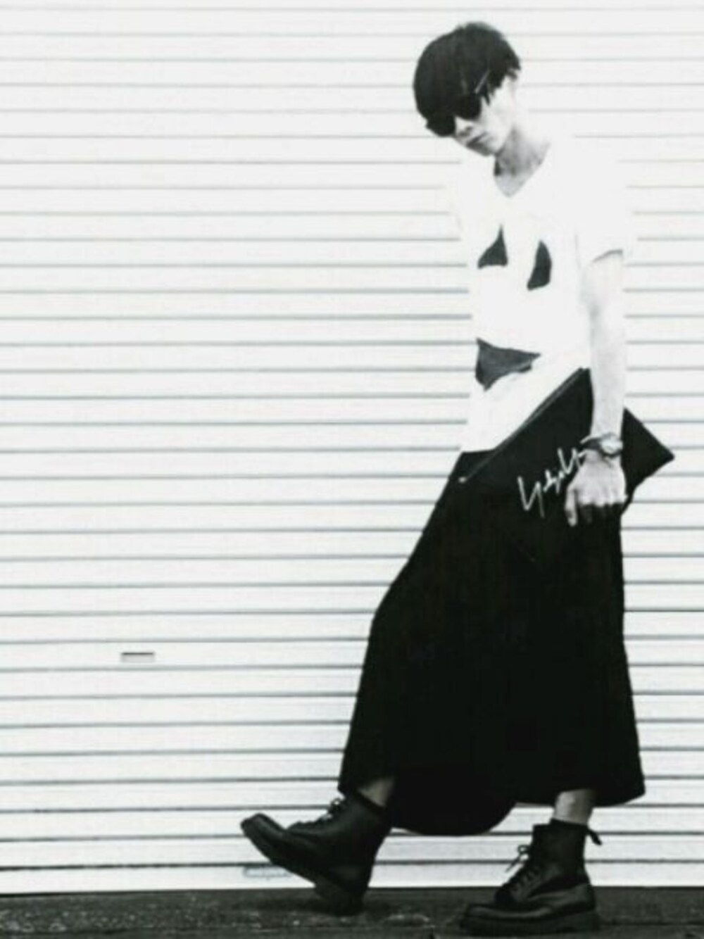 「モード、ワイドパンツ、モノトーン、Tシャツ」｜「Yohji Yamamotoのアイテム（クラッチバッグ、ブラック系）」を使った、ゆうすけ。さん（メンズ・187cm）の秋コーディネートの1枚目の写真
