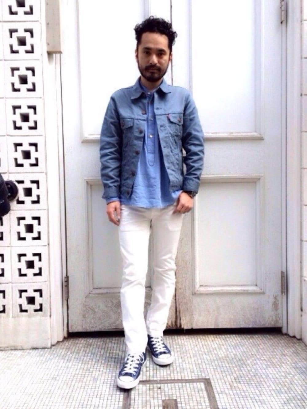 「リーバイス、converse、beams plus」｜「BEAMSの【LEVIS CALIFORNIA / SLIM BEDFORD PANTS】（その他パンツ、ホワイト系）」を使った、tsuntsunさん（メンズ・170cm）の春コーディネートの1枚目の写真