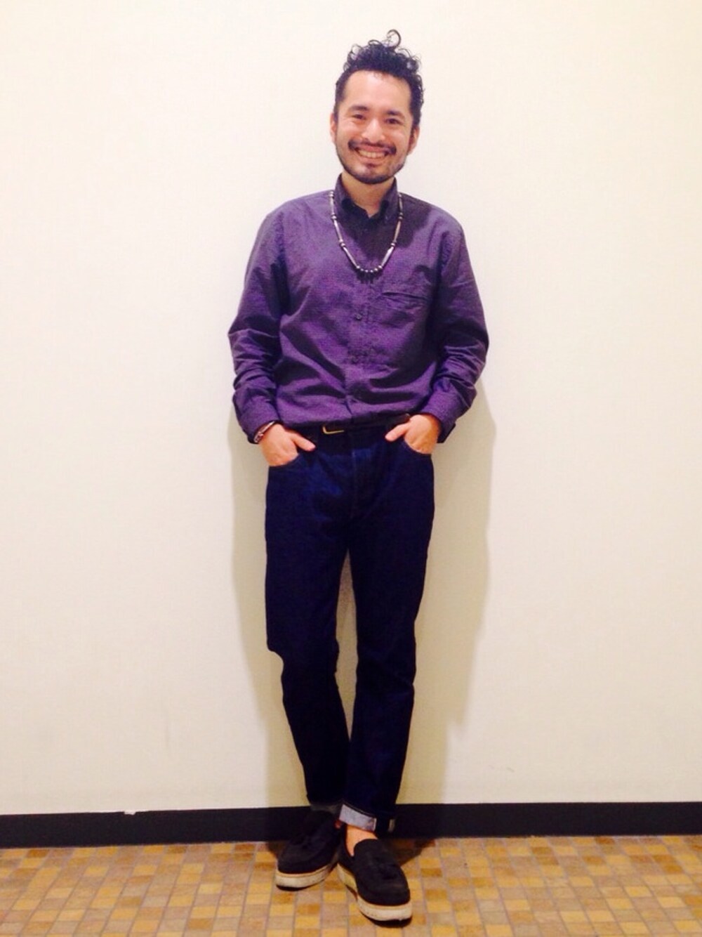 グレー系のその他シューズ、その他のシャツ/ブラウスを着用したメンズの春コーディネートの1枚目の写真