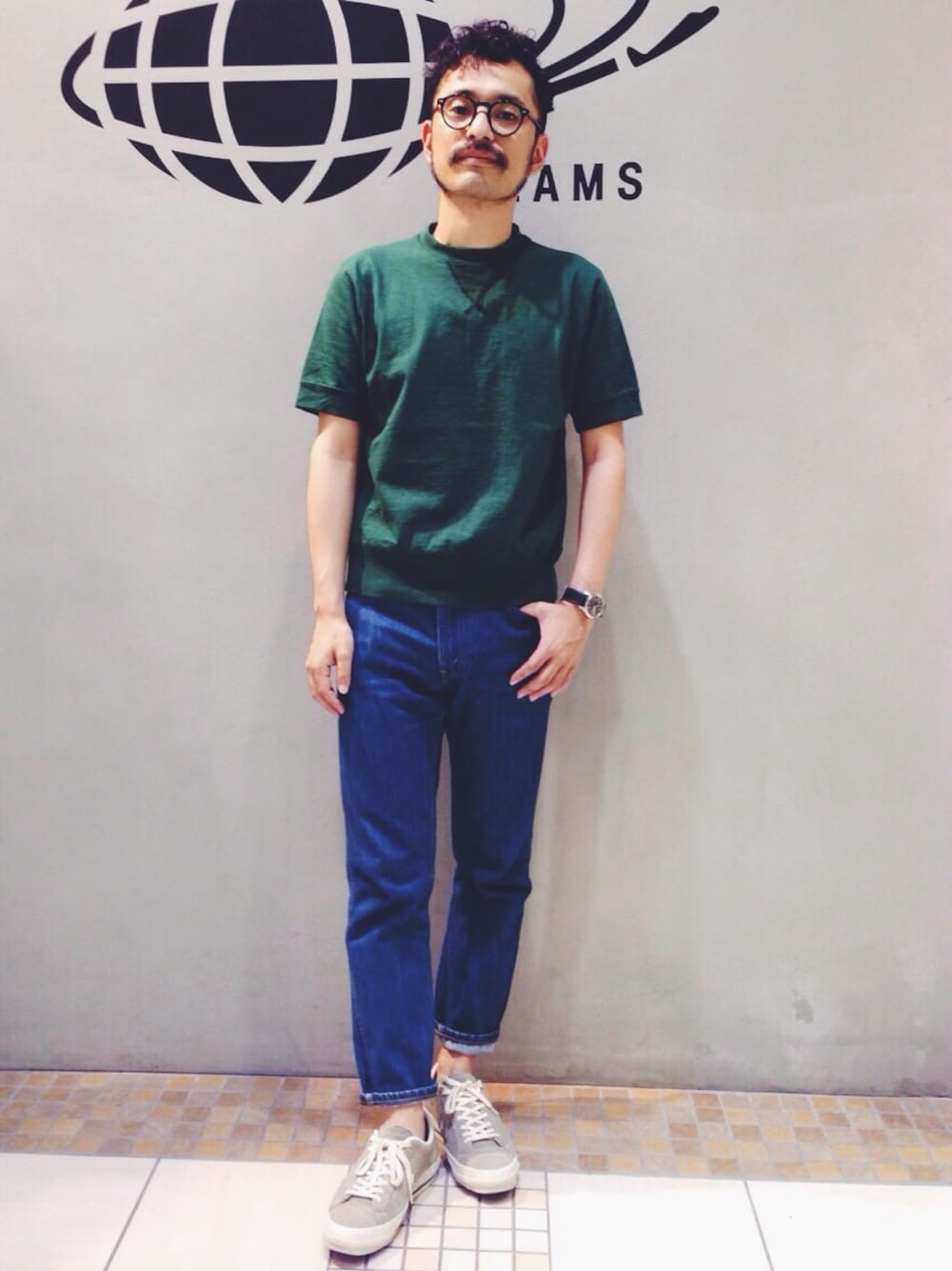 「白いスニーカー、ウォーキングスタイル」｜「BEAMS BOYのCAMBER / SOLID CREW（Tシャツ/カットソー、グリーン系）」を使った、tsuntsunさん（メンズ・170cm）の夏コーディネートの1枚目の写真