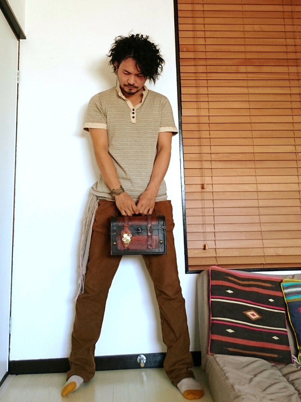 ベージュ系のトップス、ブラウン系のパンツ、ブラウン系の雑貨/ホビーを着用したメンズの夏コーディネートの1枚目の写真