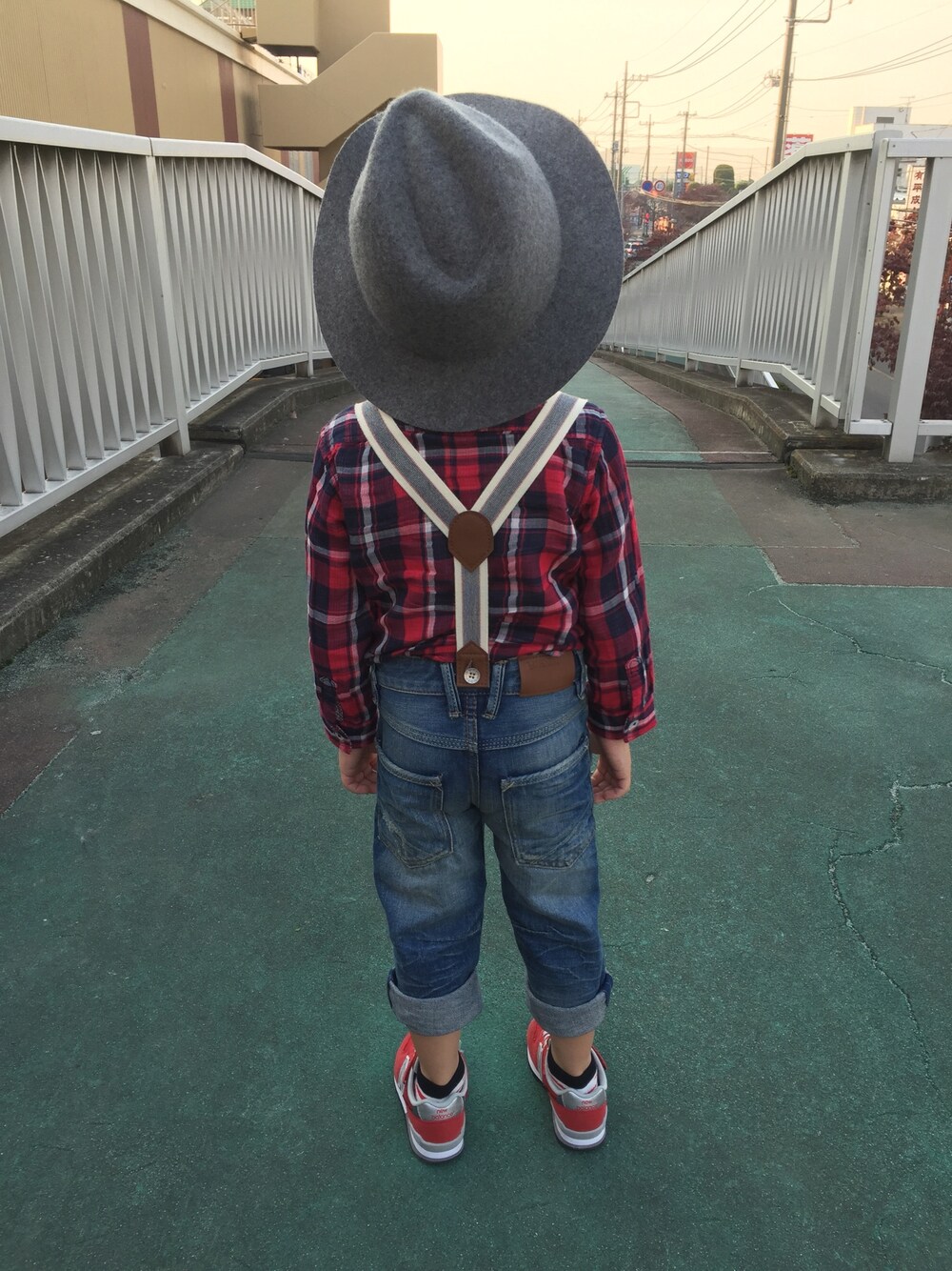 「H&Mのアイテム（デニムパンツ、ブルー系）」を使った、Daniel555さん（キッズ・100cm）の秋コーディネートの1枚目の写真