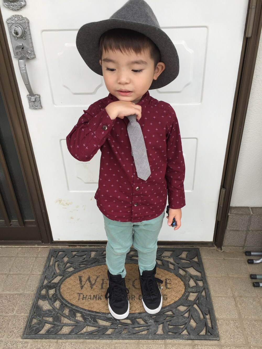 「ZARAのアイテム（デニムパンツ、グリーン系）」を使った、Daniel555さん（キッズ・100cm）の秋コーディネートの1枚目の写真