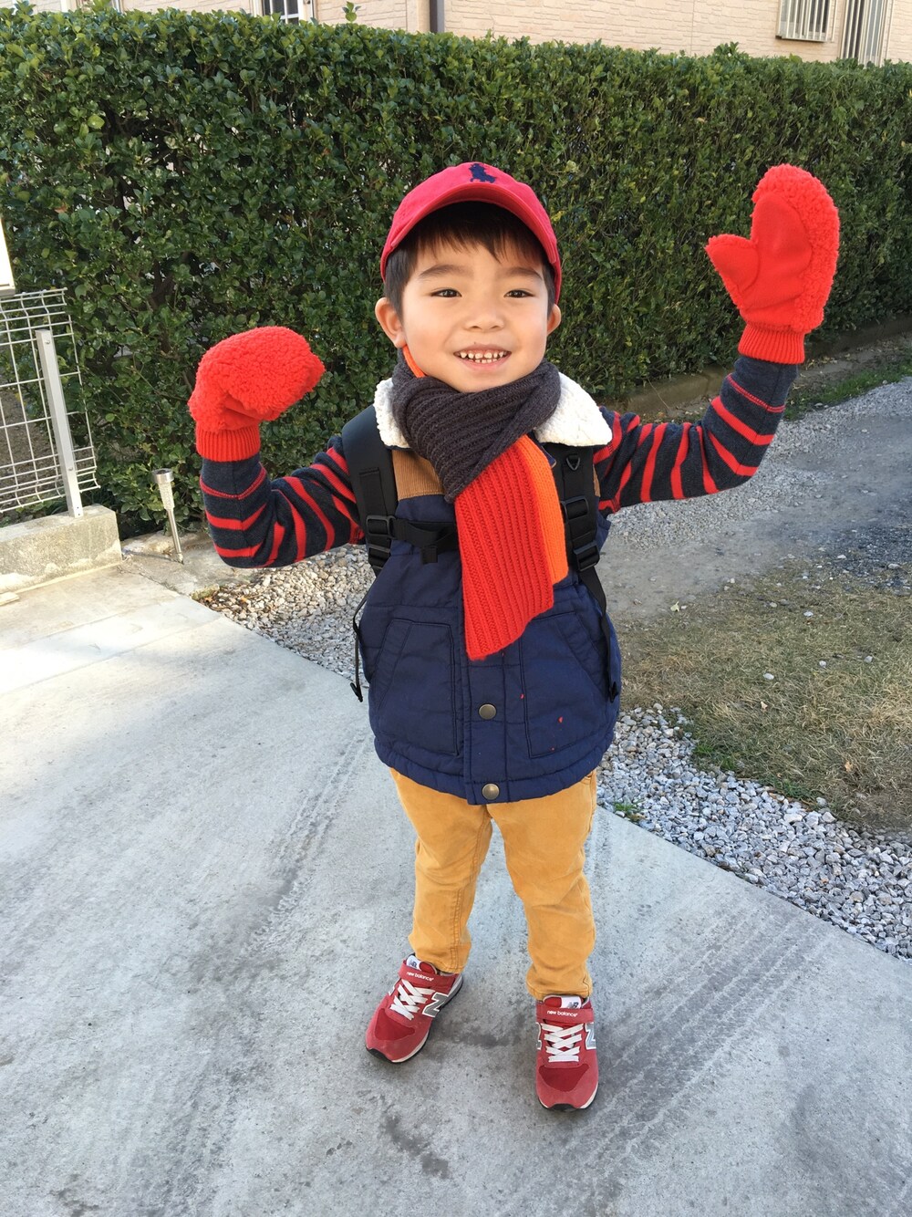 「Import & Selectのアイテム（チノパンツ、オレンジ系）」を使った、Daniel555さん（キッズ・100cm）の冬コーディネートの1枚目の写真