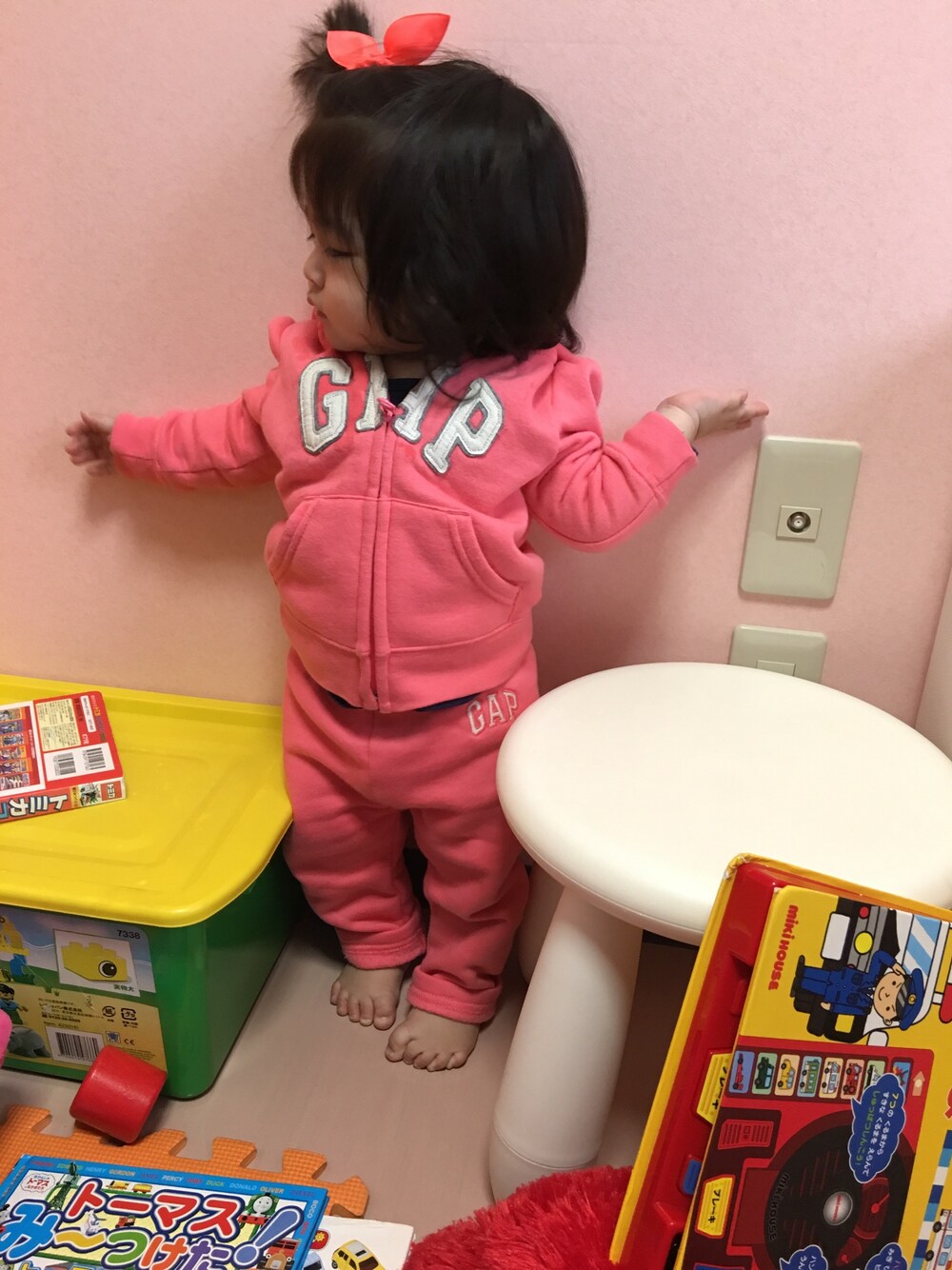 「babyGAPのアイテム（その他、ピンク系）」を使った、Daniel555さん（キッズ・80cm）の冬コーディネートの1枚目の写真