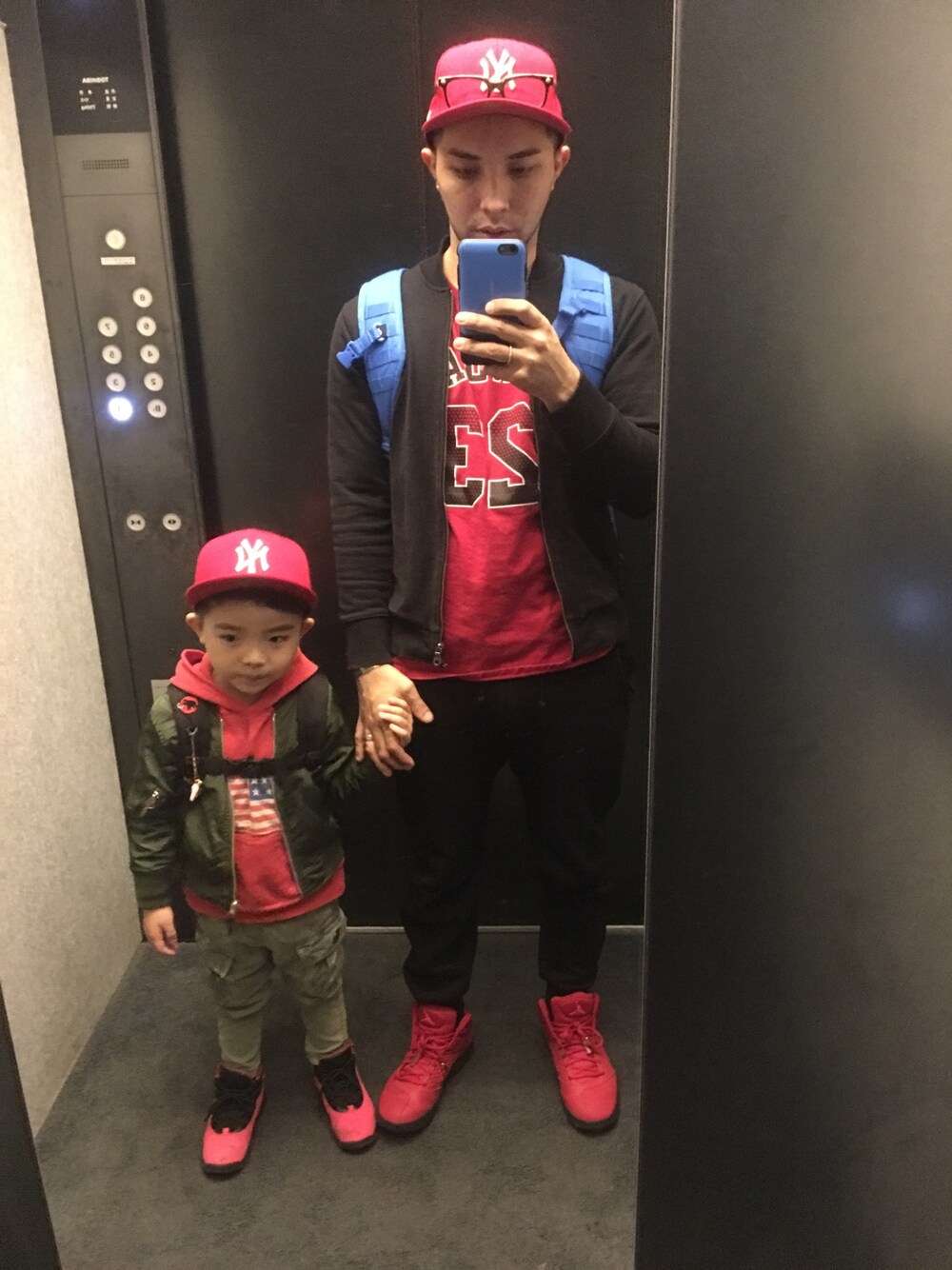 「おやこーで。」｜「AIR JORDANのアイテム（スニーカー、レッド系）」を使った、Daniel555さん（キッズ・110cm）の冬コーディネートの1枚目の写真