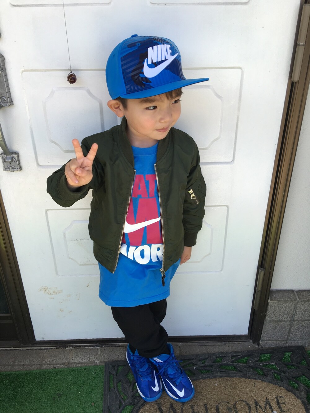 「NIKEのアイテム（Tシャツ/カットソー、ブルー系）」を使った、Daniel555さん（キッズ・100cm）の冬コーディネートの1枚目の写真
