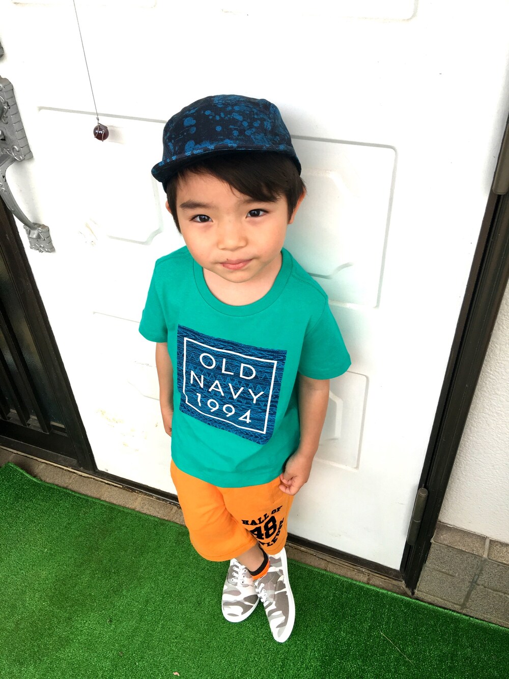 「OLD NAVYのアイテム（Tシャツ/カットソー、グリーン系）」を使った、Daniel555さん（キッズ・120cm）の春コーディネートの1枚目の写真
