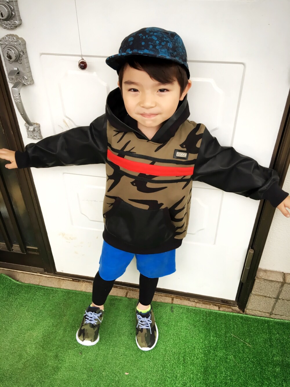 「OLD NAVYのアイテム（キャップ、ブルー系）」を使った、Daniel555さん（キッズ・120cm）の春コーディネートの1枚目の写真