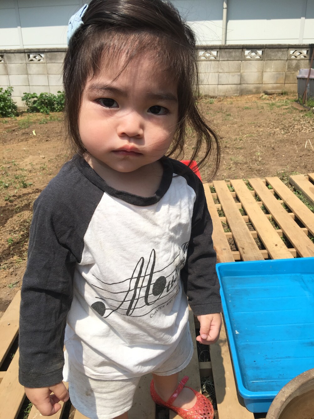 「女の子、キッズファッション」｜「MAISON DE REEFURのアイテム（Tシャツ/カットソー、ホワイト系）」を使った、Daniel555さん（キッズ・70cm）の春コーディネートの1枚目の写真