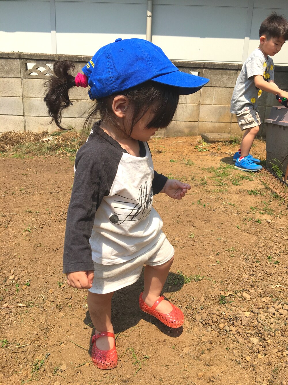 「女の子、キッズファッション」｜「MAISON DE REEFURのアイテム（Tシャツ/カットソー、ホワイト系）」を使った、Daniel555さん（キッズ・80cm）の春コーディネートの1枚目の写真