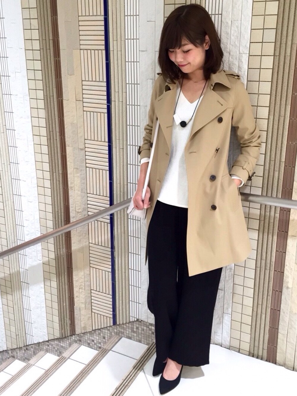 「シンプル、トレンチコート、ベージュ、黒、大人カジュアル、fashion、ワイドパンツ、白ニット」｜「STUDIOUSのSTUDIOUS トレンチコート（トレンチコート、ベージュ系）」を使った、naaaさん（レディース・162cm）の冬コーディネートの1枚目の写真