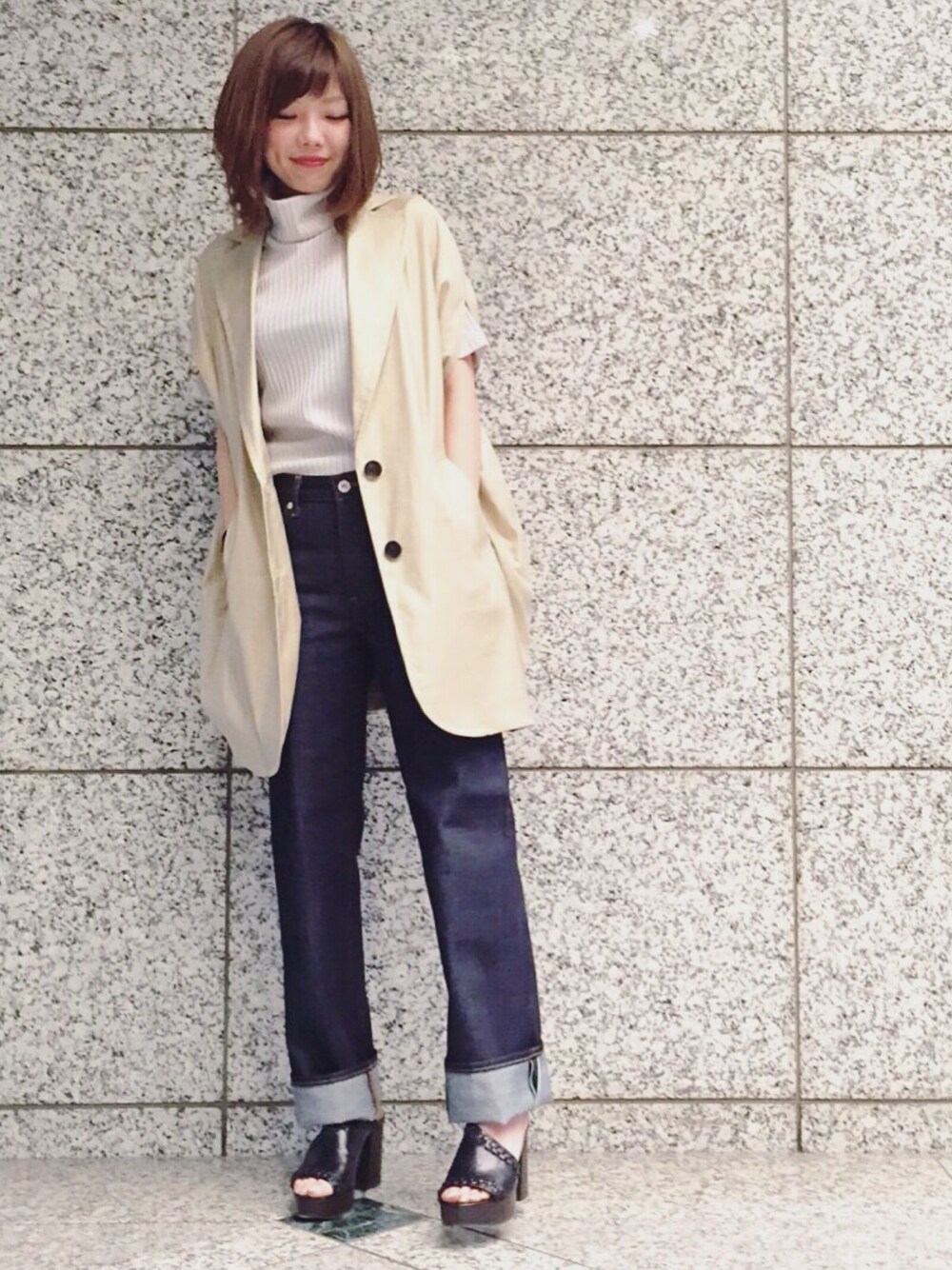 ベージュ系のジャケット/アウター、ベージュ系のTシャツ/カットソー、ブルー系のデニムパンツを着用したレディースの冬コーディネートの1枚目の写真