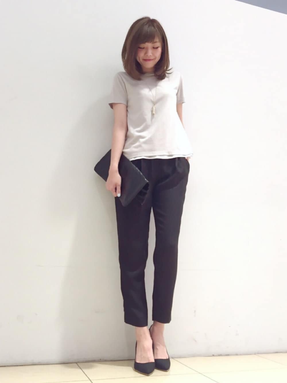 「休日スタイル、シンプルコーデ、パンツスタイル、きれいめカジュアル、オフィスカジュアル、ootd」｜「STUDIOUSの【WEB限定】STUDIOUS バックオープンスリットTシャツ【先行予約】（Tシャツ/カットソー、グレー系）」を使った、naaaさん（レディース・162cm）の夏コーディネートの1枚目の写真