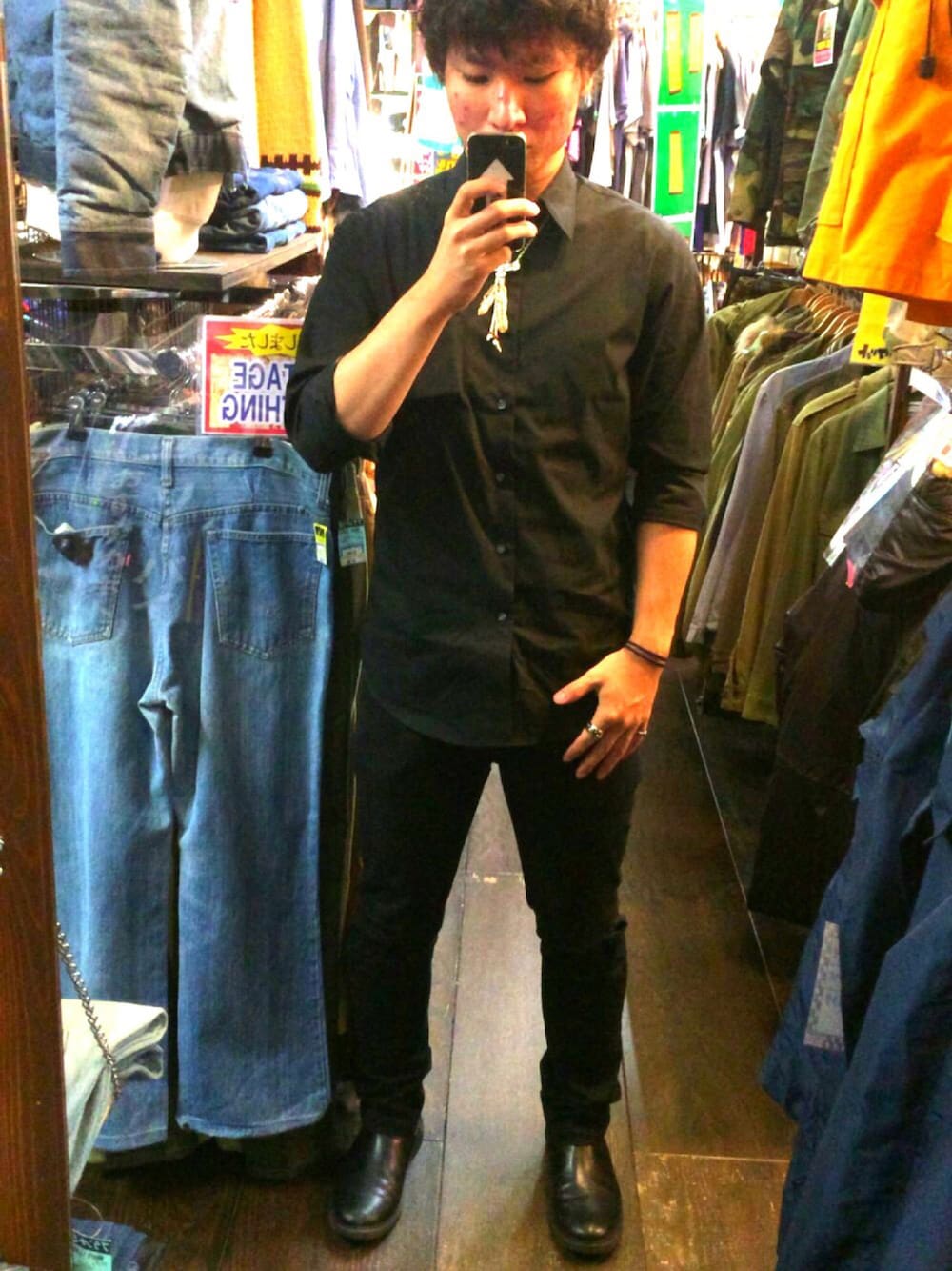 ブラック系のブーツ、ブラック系のシャツ/ブラウス、ブラック系のその他パンツを着用したメンズの夏コーディネートの1枚目の写真