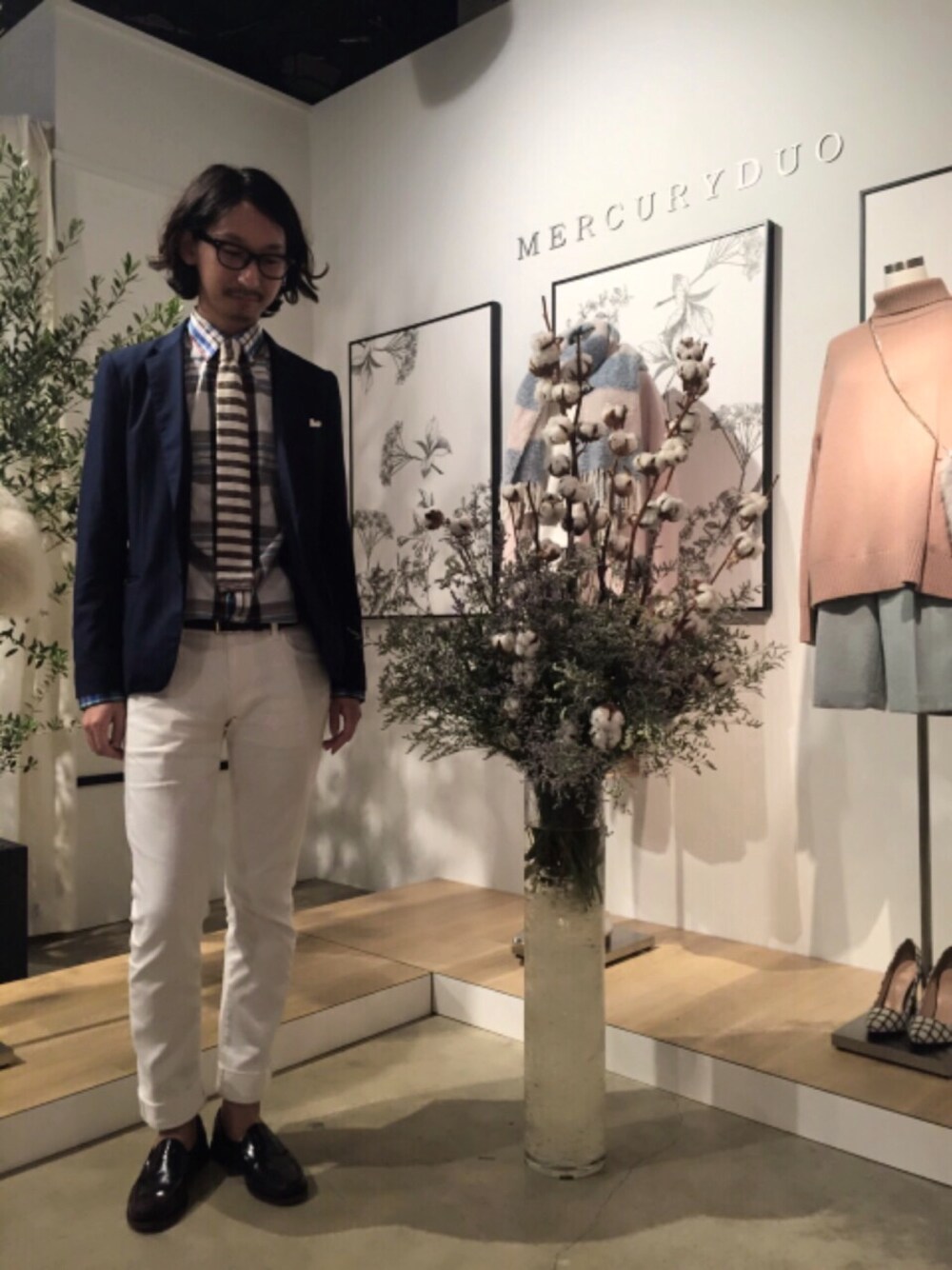 「MERCURYDUO(MERCURYDUO)、展示会、ジャケット、チェックシャツ、ホワイトパンツ、ローファー、ボーダー、ドレスコード、autumn」｜「JOURNAL STANDARDのアイテム（テーラードジャケット、ブルー系）」を使った、Yoshiさん（メンズ・180cm）の春コーディネートの1枚目の写真