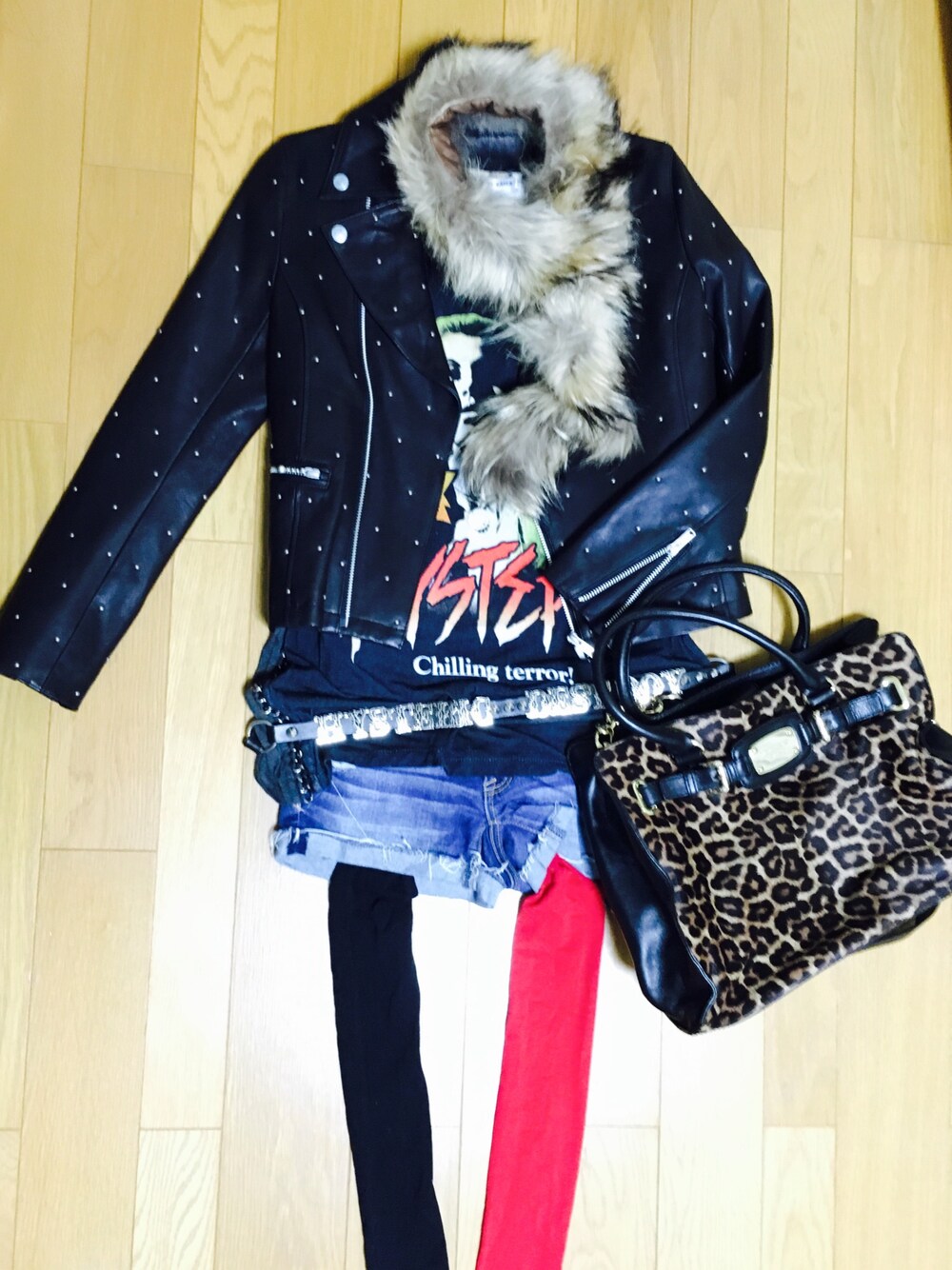 「MichaelKors、Hysteric Glamour、ヒステリックグラマー、ひょう柄、ライダース、ショートパンツ、 ファー小物」｜「HYSTERIC GLAMOURのアイテム（ライダースジャケット、ブラック系）」を使った、りさん（レディース・153cm）の冬コーディネートの1枚目の写真