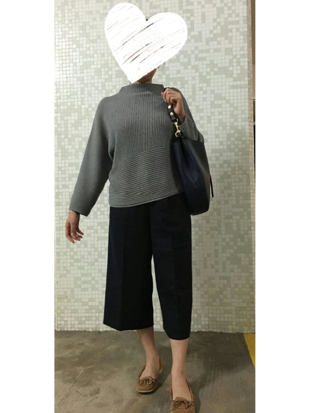 「CELINEのアイテム（バッグ、ブルー系）」を使った、W.H.Lさん（レディース・155cm）の秋コーディネートの1枚目の写真